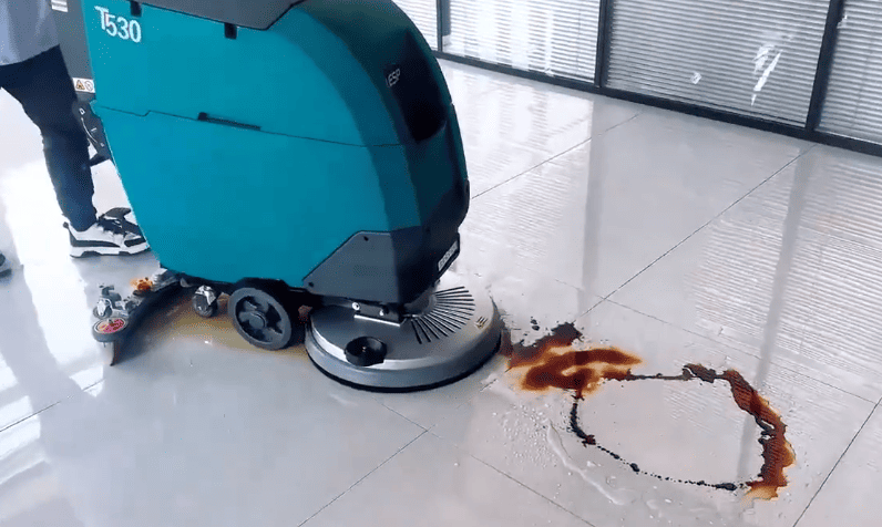 Cómo utilizar una fregadora de pisos para limpiar baldosas